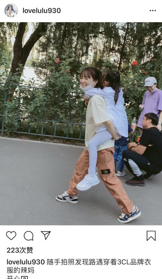 李小璐|李小璐素颜背女儿逛公园，甜馨扎高马尾紧紧搂着妈妈，画面温馨