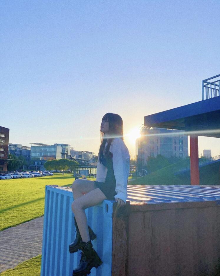 李小璐|李小璐素颜背女儿逛公园，甜馨扎高马尾紧紧搂着妈妈，画面温馨