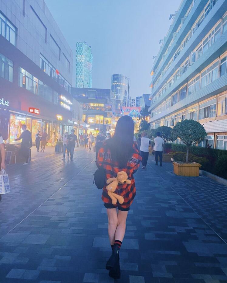 李小璐|李小璐素颜背女儿逛公园，甜馨扎高马尾紧紧搂着妈妈，画面温馨