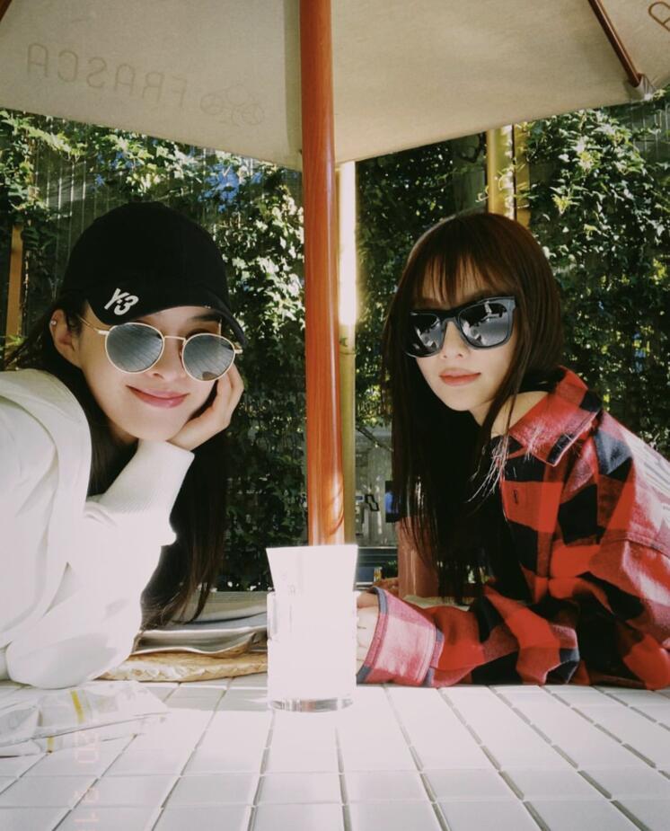 李小璐|李小璐素颜背女儿逛公园，甜馨扎高马尾紧紧搂着妈妈，画面温馨