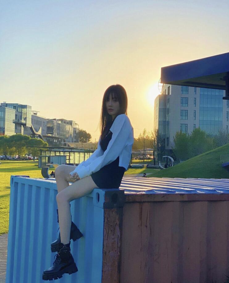 李小璐|李小璐素颜背女儿逛公园，甜馨扎高马尾紧紧搂着妈妈，画面温馨