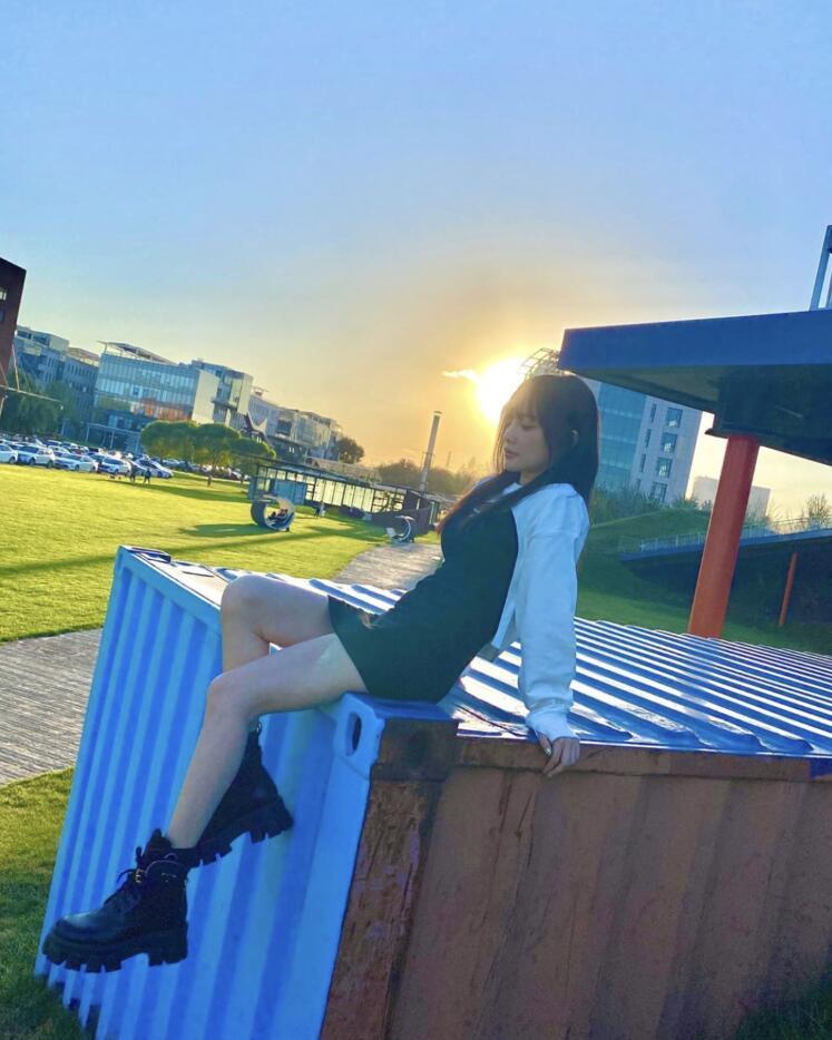 李小璐|李小璐素颜背女儿逛公园，甜馨扎高马尾紧紧搂着妈妈，画面温馨