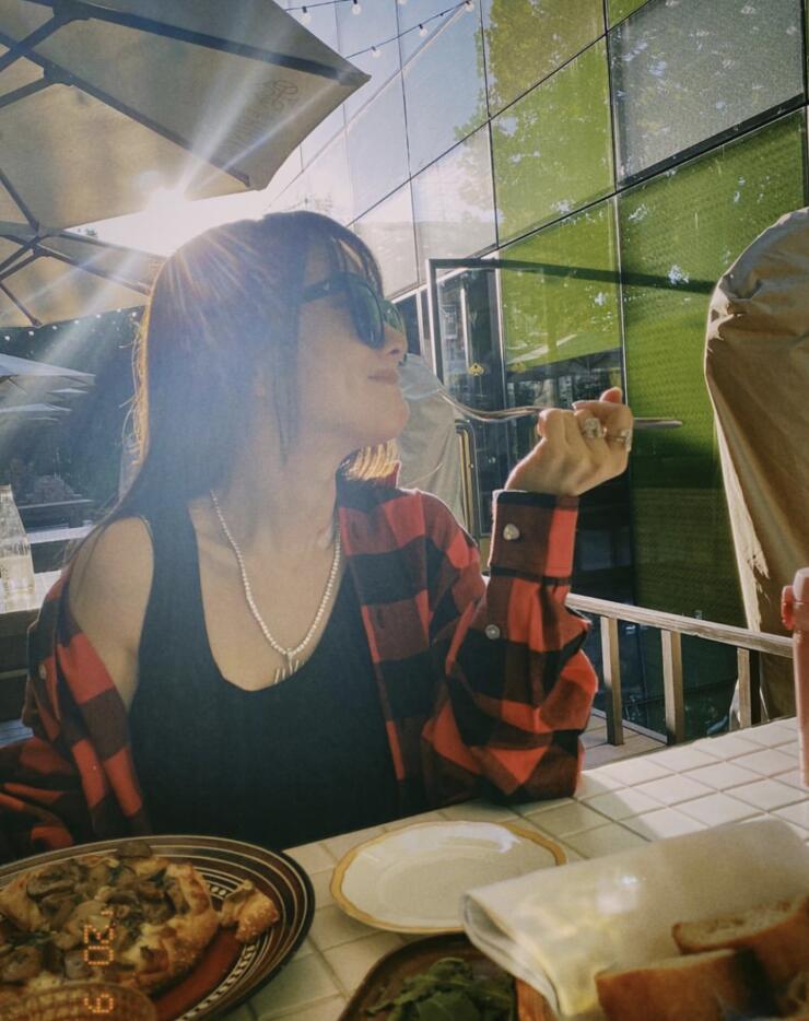 李小璐|李小璐素颜背女儿逛公园，甜馨扎高马尾紧紧搂着妈妈，画面温馨