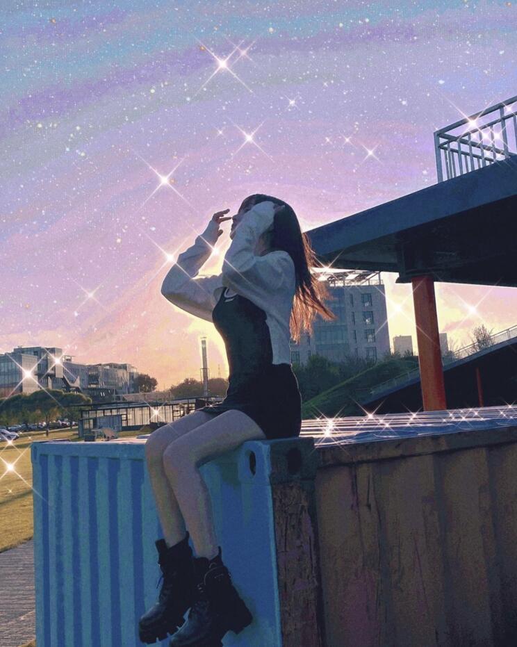 李小璐|李小璐素颜背女儿逛公园，甜馨扎高马尾紧紧搂着妈妈，画面温馨