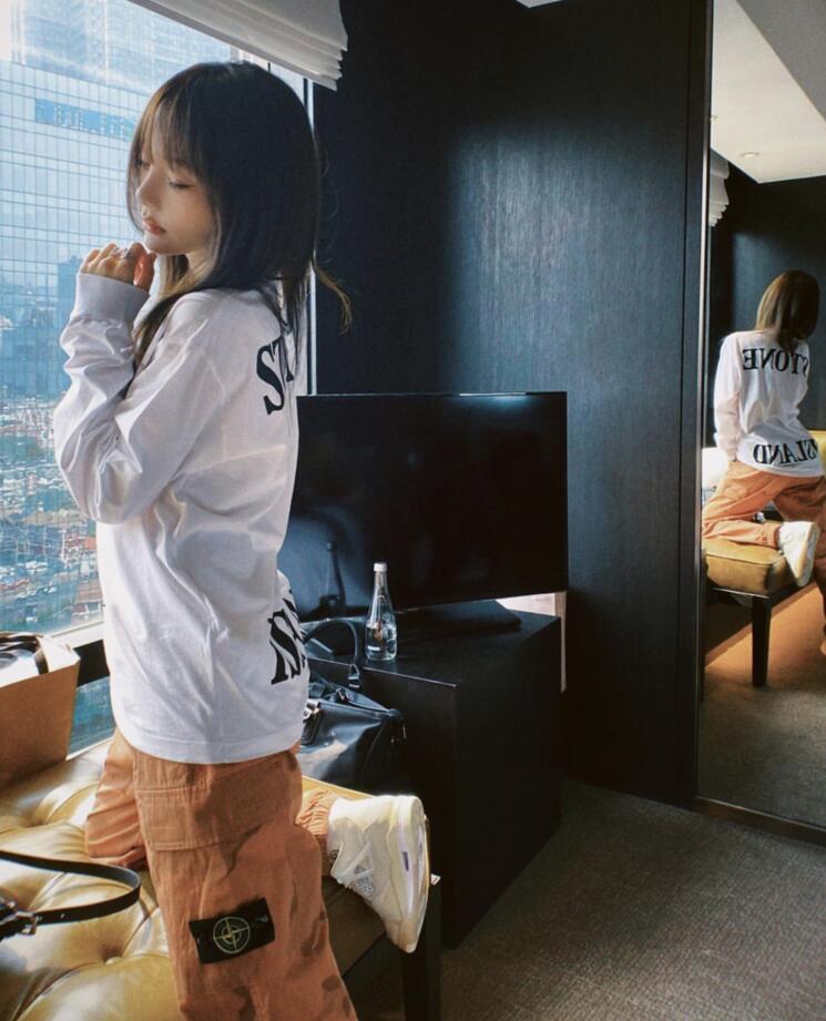 李小璐|李小璐素颜背女儿逛公园，甜馨扎高马尾紧紧搂着妈妈，画面温馨