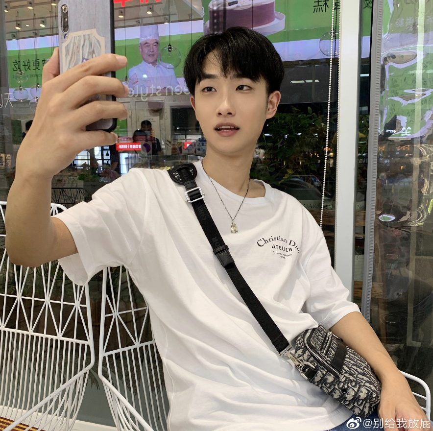 网红|就这张脸，在热搜挂了一天？