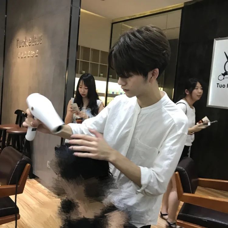 网红|就这张脸，在热搜挂了一天？