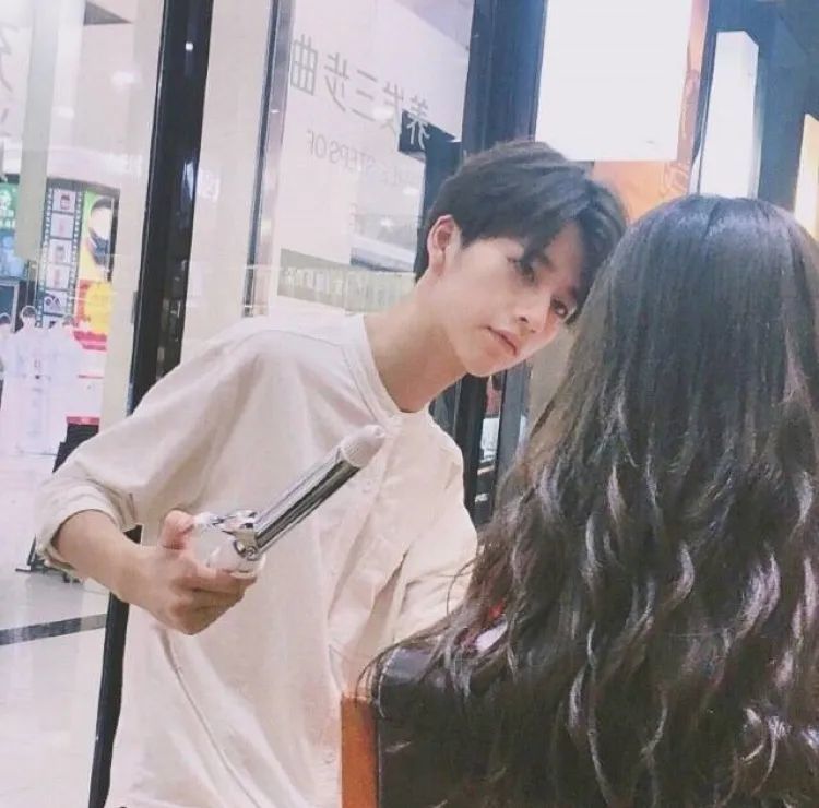 网红|就这张脸，在热搜挂了一天？