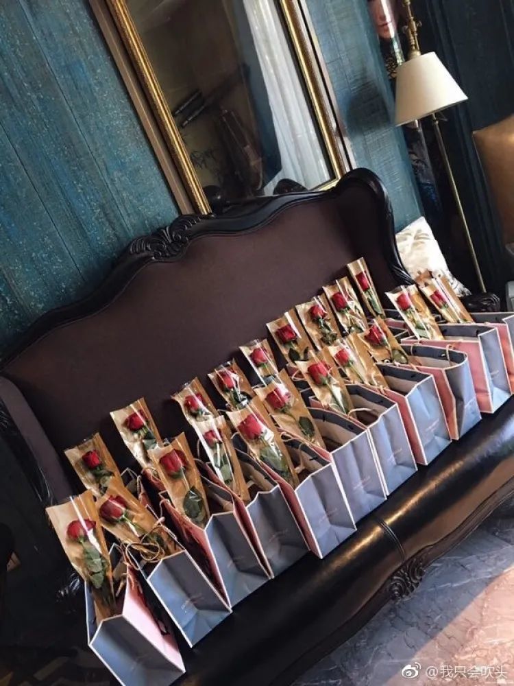 网红|就这张脸，在热搜挂了一天？