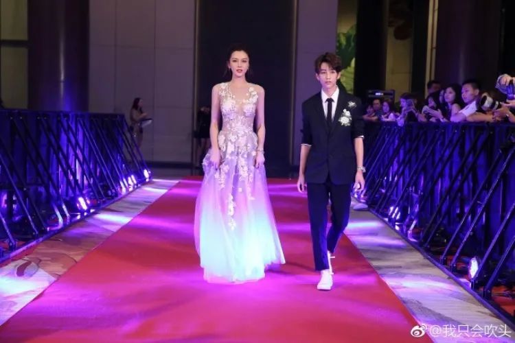 网红|就这张脸，在热搜挂了一天？