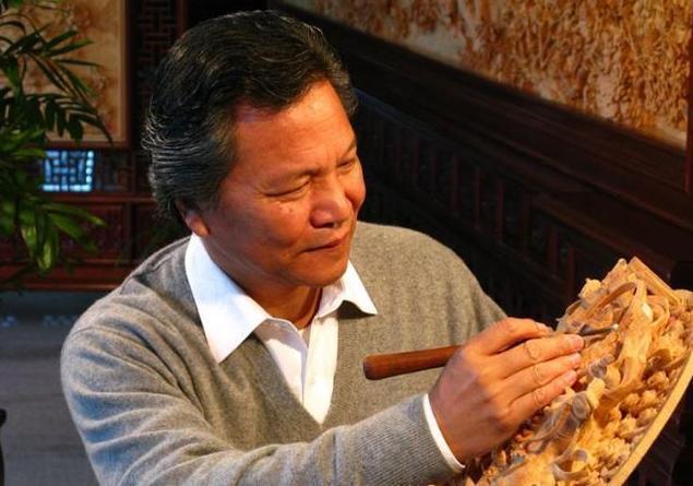 木雕|当初为了买木雕变卖家中三套房，拿木雕去鉴宝，知道价格后却沉默了