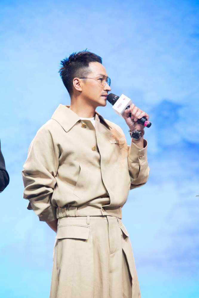 网暴大扭转何晟铭骚扰是节目效果网友带病演出还被骂职场油腻