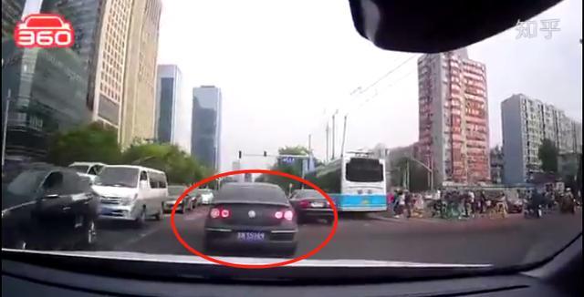 迈腾|迈腾车主马路斗气，4次别车还泼奶茶，这种行为能罚200了事？