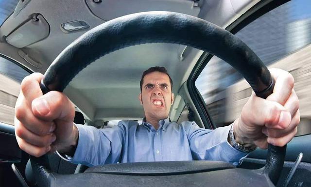 迈腾|迈腾车主马路斗气，4次别车还泼奶茶，这种行为能罚200了事？