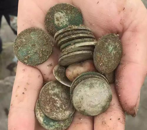 农村村民,在自家宅基地下挖到埋藏物,是否应归自己所有?