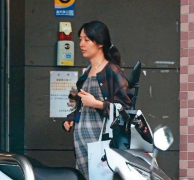 郭碧婷|郭碧婷“谅解”老公陪产来迟，晒睡衣合照超甜，未领证结婚气度不凡