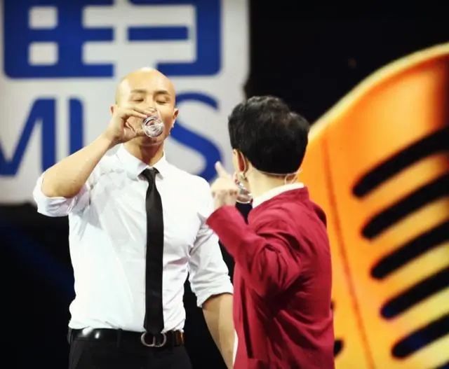 乐嘉|被疑三婚还出轨美女的乐嘉，再也回不去孟爷爷的《非诚勿扰》