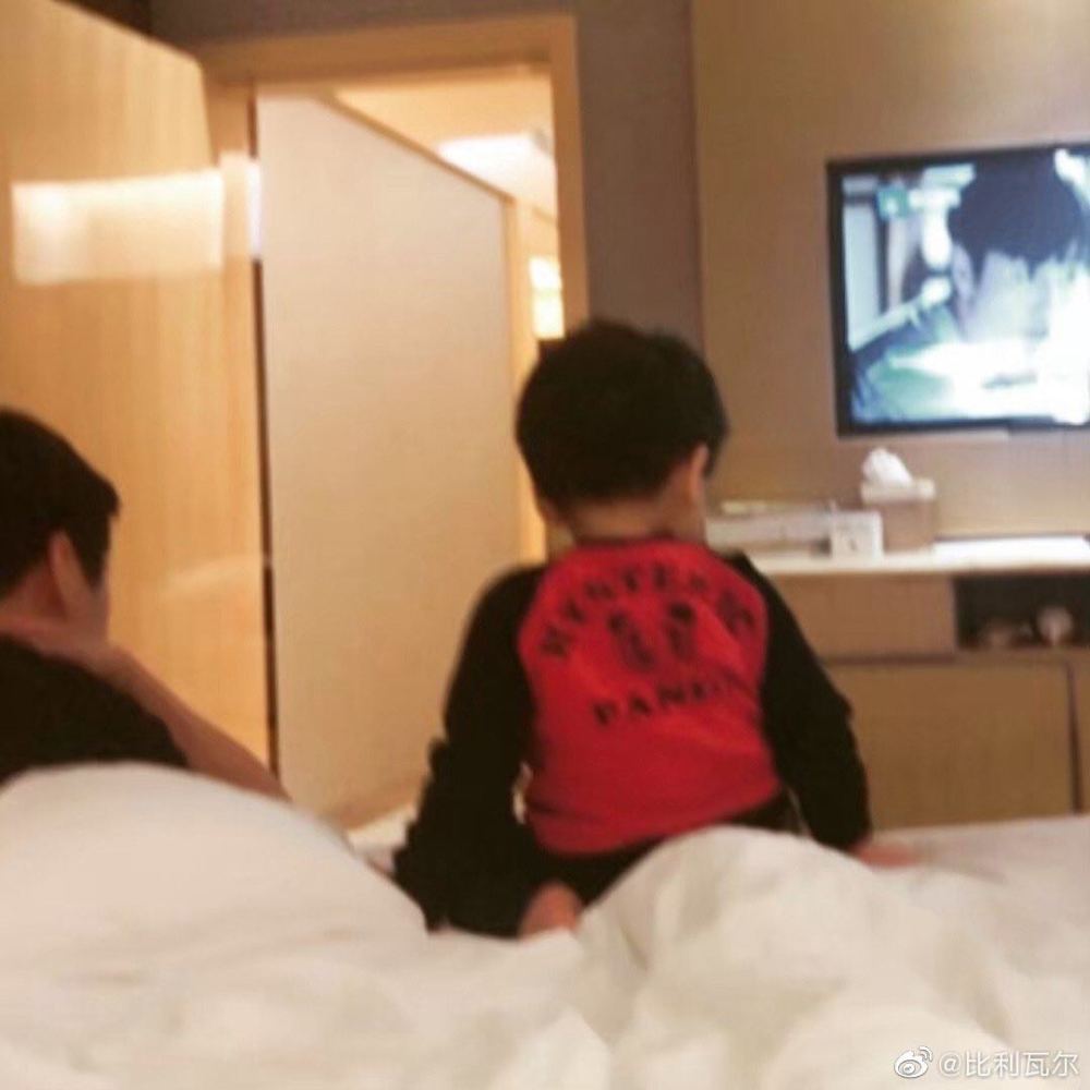 陈妍希|陈妍希自弹自唱悼念黄鸿升，儿子小床出镜，与陈晓的北京爱巢曝光