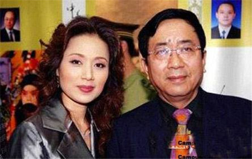 余秋雨|14年婚姻不敌一时激情，他抛弃发妻娶知名演员，世人痛骂：伪君子