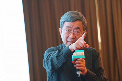 余秋雨|14年婚姻不敌一时激情，他抛弃发妻娶知名演员，世人痛骂：伪君子