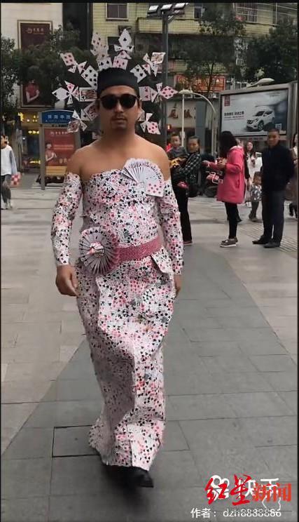 "网红:曾穿奇装异服为患癌父亲筹钱被骂神经病,今穿麻袋装走秀时装周