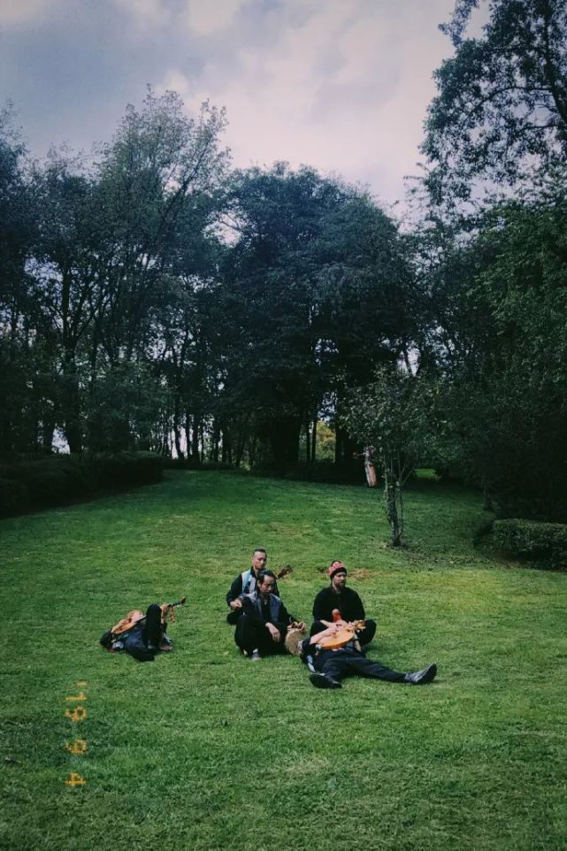 山人乐队小时候就住在森林里