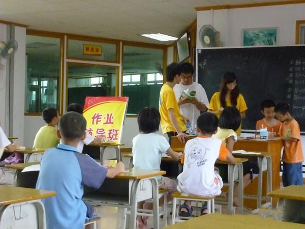 孩子除了学校安排的作业之外,还需要面临着补习班以及兴趣班安排的