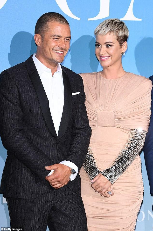 42岁精灵王子乘风破浪秀肌肉撇下妻女独自开心奶爸发福显油腻