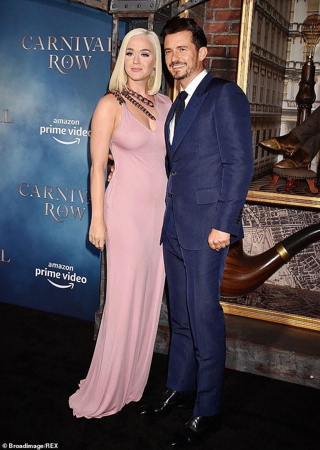 42岁精灵王子乘风破浪秀肌肉撇下妻女独自开心奶爸发福显油腻