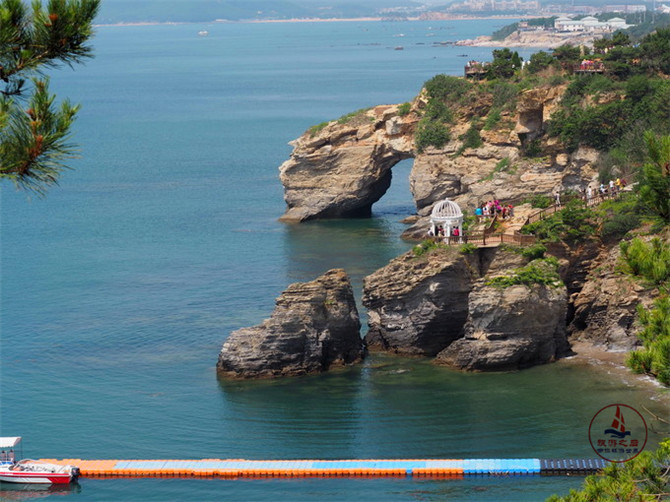 全国闻名的海蚀拱桥,像一只恐龙在吸水