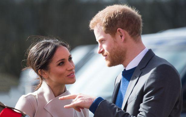 哈里梅根|英女王桌上的照片没有哈里梅根。哈里不爽，萌生退出王室的想法