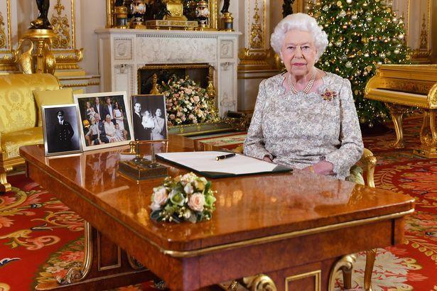 哈里梅根|英女王桌上的照片没有哈里梅根。哈里不爽，萌生退出王室的想法