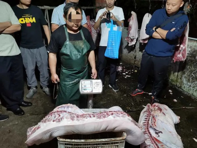 9月上旬,學林派出所獲悉有人在仙庾鎮某鄉村附近私設屠宰場,該處屠宰