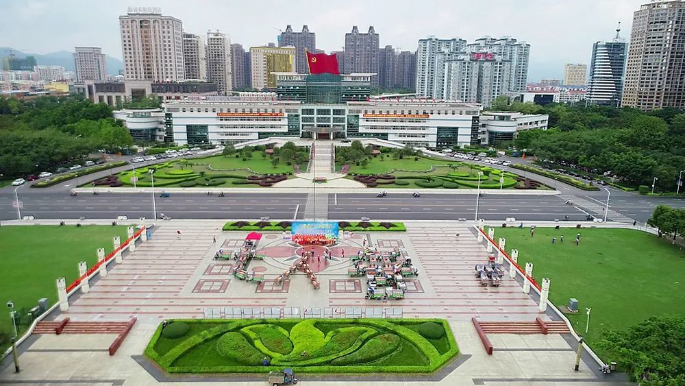 9月22日上午,贵港市统计局联合国家统计局贵港调查队在新世纪广场开展