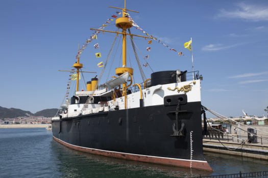 定远号被北洋水师炸毁,为防这艘巨舰落入日军之手,不久后因刘公岛形势