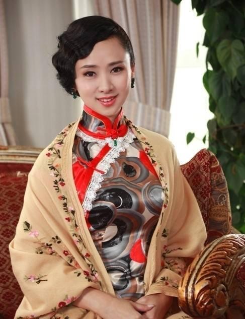 52岁翁虹江珊真时髦披肩旗袍轻熟知性初秋照穿优雅显贵气