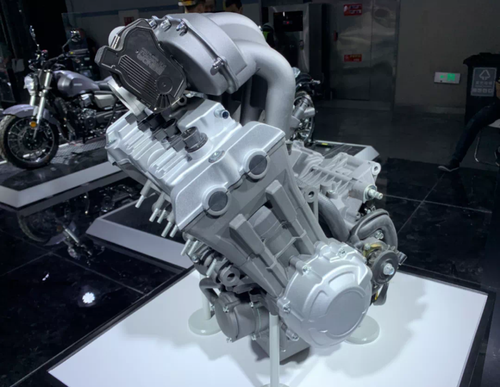 这台发动机为奔达自主研发产品,会展上也展示了裸机版本