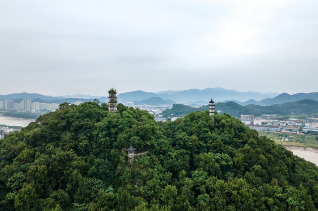 巾山,又名巾子山,地处临海古城区东南,毗邻紫阳古街,长城与灵江,巾山