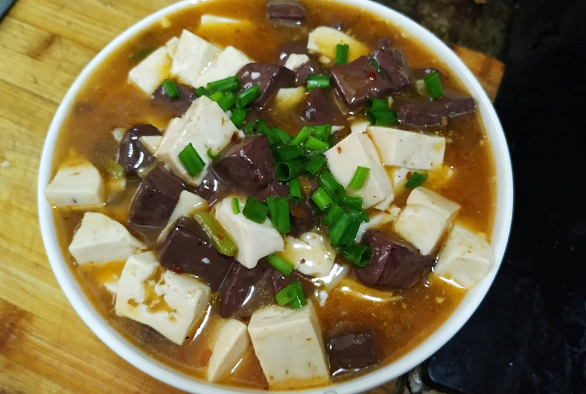 做猪血炖豆腐,最忌直接下锅,多做2步,吃起来无腥味,特滑嫩