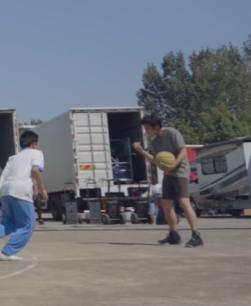 邓超|超哥自带话题“四十岁邓超三分九投九中”，工作室纠正：四十一岁