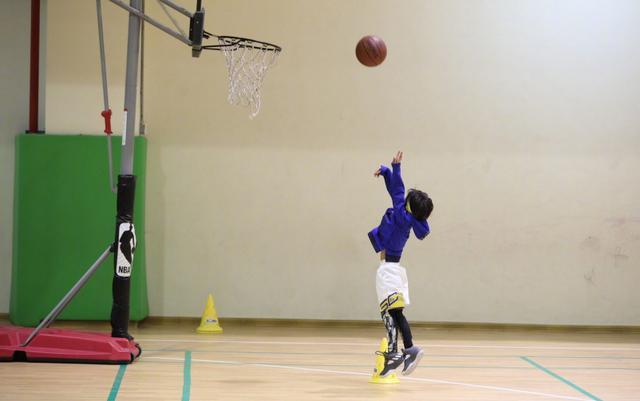 邓超|超哥自带话题“四十岁邓超三分九投九中”，工作室纠正：四十一岁