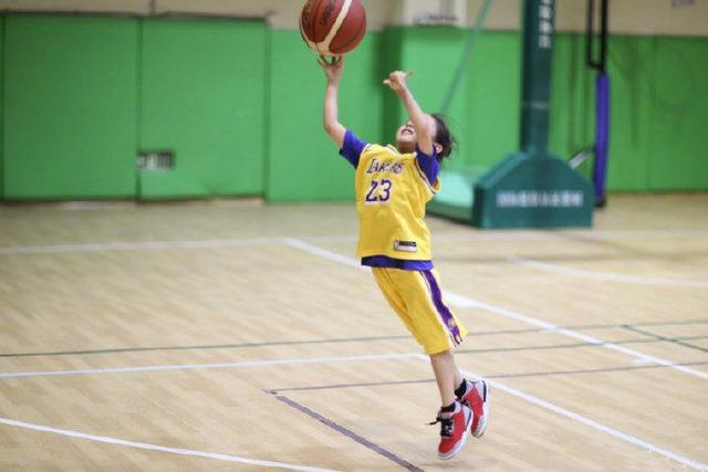 邓超|超哥自带话题“四十岁邓超三分九投九中”，工作室纠正：四十一岁