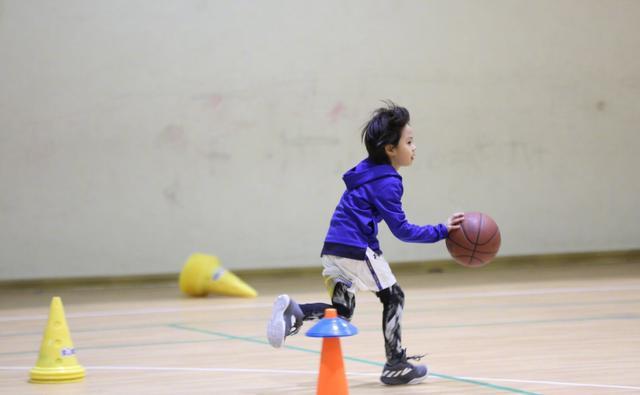 邓超|超哥自带话题“四十岁邓超三分九投九中”，工作室纠正：四十一岁