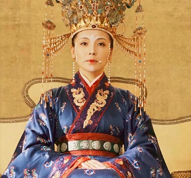 从官方发布的剧照来看,头戴凤冠霞帔的刘涛表情略微严肃,很有太后的