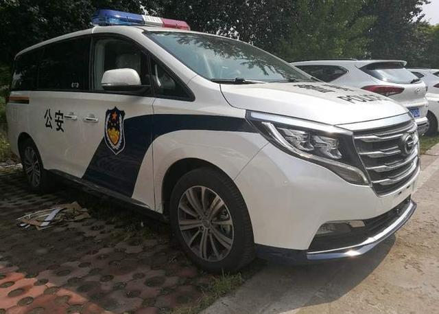 美系有gl8,我们有gm8,和埃尔法一样舒适,很多警车也选它
