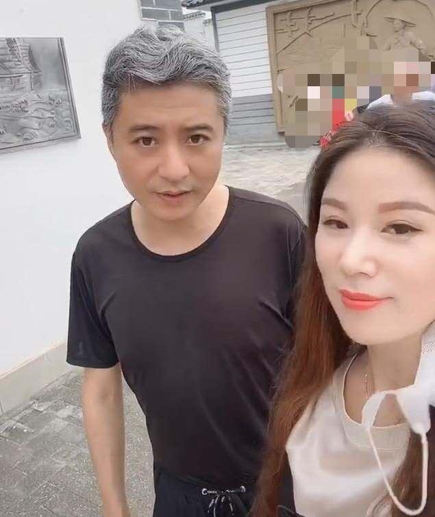 央视主持人周炜亮相满头白发太沧桑身旁女主持被赞有董卿气质