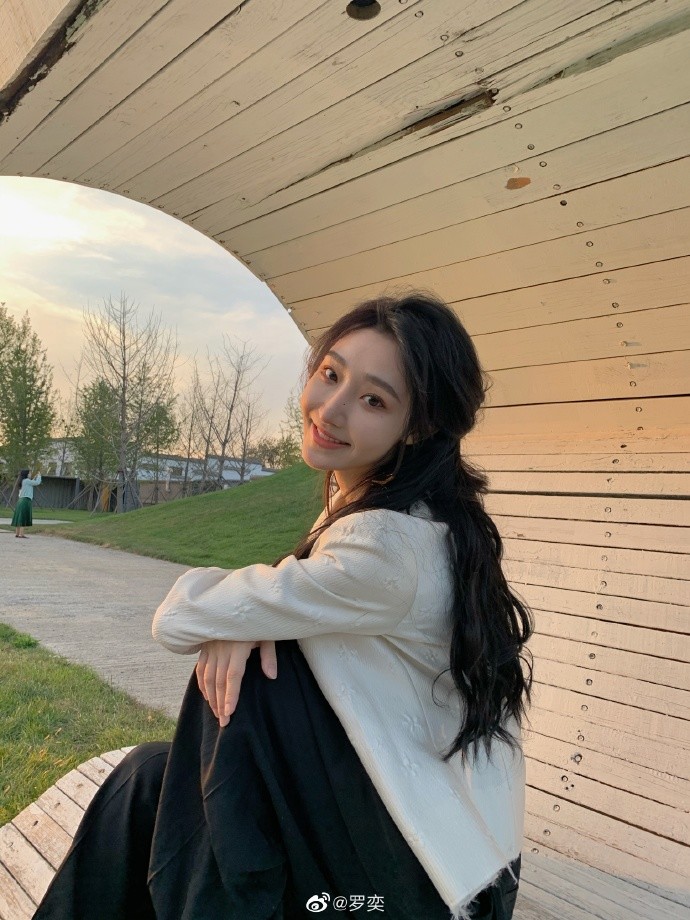 郭子凡|网曝郭子凡罗奕已分手，男方凌晨上线取关，女方发文似有深意