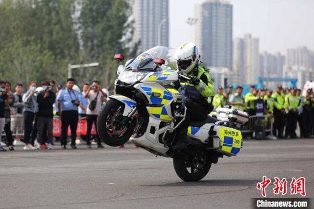 鄭州市交警支隊供圖圖為騎手駕駛摩托車通過反光錐擺放成的環島賽道.