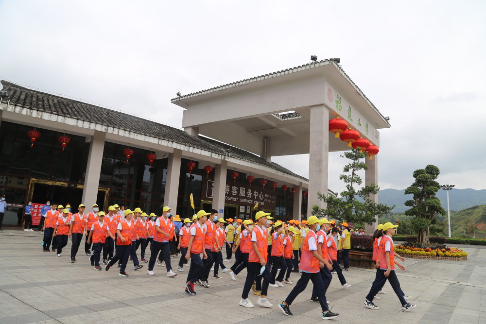 晋江中小学示范性综合实践基地和厦门正德研学基地承接的南湾中学初二