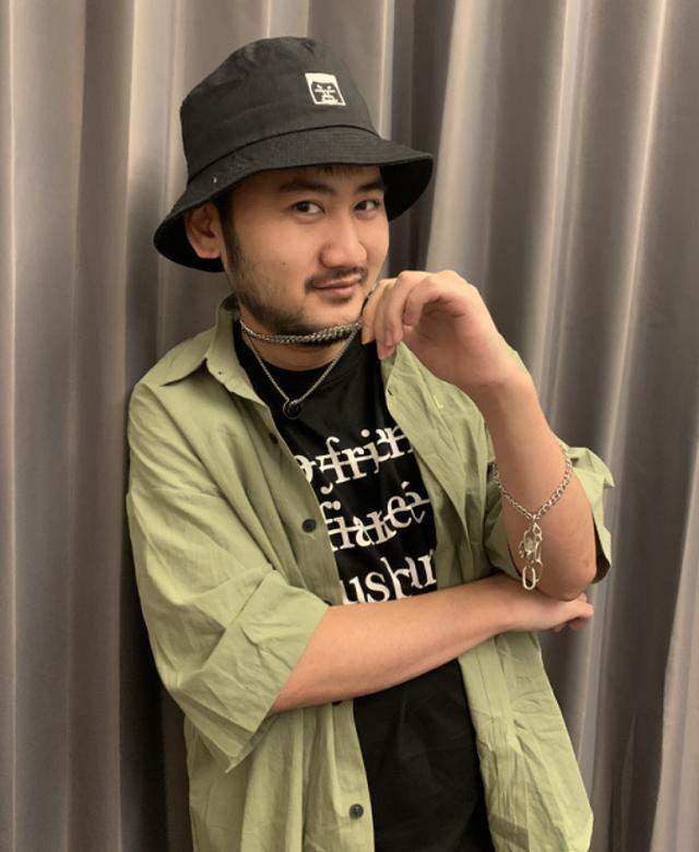 csgo茄子庆祝500万粉,跳舞很害羞,还送出3万一把的神器